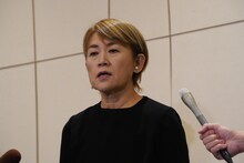 囲み取材に対応する 山田邦子