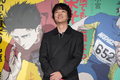 大勢の観客を前に笑顔になる染谷将太