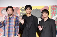 舞台挨拶の登壇者。左から岩井澤健治監督、松坂桃李、染谷将太