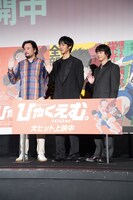 左から岩井澤健治監督、松坂桃李、染谷将太