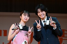 アニメ映画「トリツカレ男」プレミア上映会の様子。左から上白石萌歌、佐野晶哉（Aぇ! group）