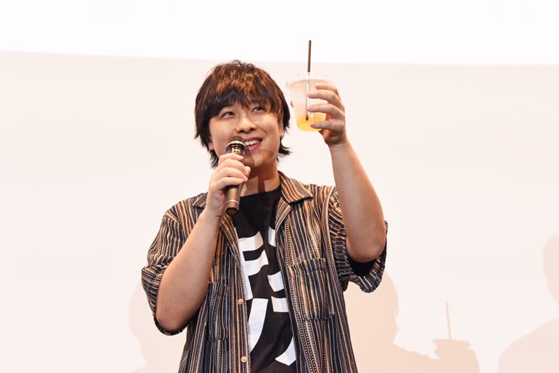 乾杯する寺島惇太