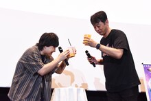 乾杯する寺島惇太と菱田正和総監督