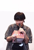 当選番号を読み上げる寺島惇太