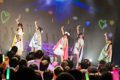 「『前橋ウィッチーズ』活動1周年記念ライブ ～We are 前橋ウィッチーズ！」夜公演より（撮影：曽我美芽）