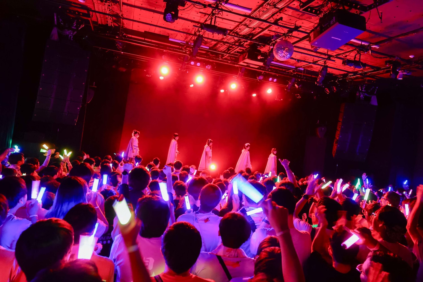 「『前橋ウィッチーズ』活動1周年記念ライブ ～We are 前橋ウィッチーズ！」夜公演より（撮影：曽我美芽）