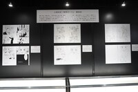 展示の様子。ネームから下絵、完成原稿までの過程を紹介している