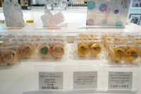 「ベツコミ55th ANNIV. BEYOND THE PAGE 好き、のつづき。」のグッズコーナーの様子