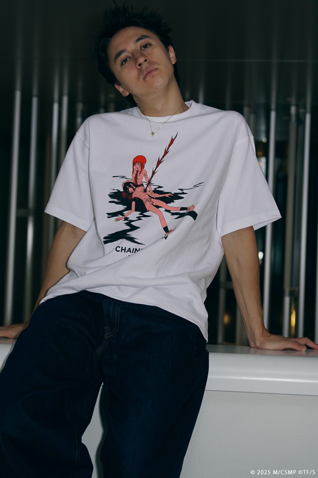劇場版「チェンソーマン レゼ篇」と榎本俊二のコラボTシャツの着用写真