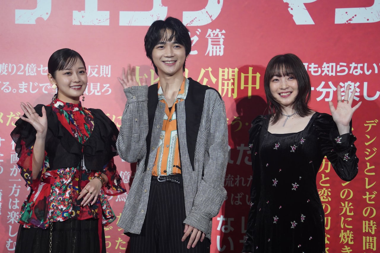 劇場版「チェンソーマン レゼ篇」大ヒット御礼舞台挨拶の様子。左から楠木ともり、戸谷菊之介、上田麗奈