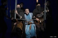 舞台「チ。ー地球の運動についてー」より、左から貫勇輔、吹越満、窪田正孝