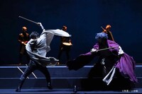 舞台「チ。ー地球の運動についてー」より、左から成河、森山未來