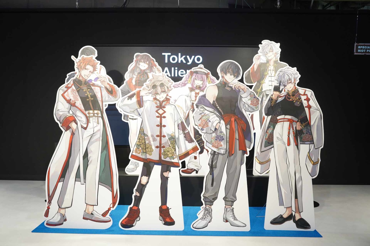 「東京エイリアンズ 超ハオ☆ハオ ショップ」等身大パネル