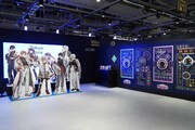 「東京エイリアンズ」ショップ開幕、等身大パネルやLive2Dで動く天空橋と写真パシャリ