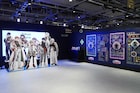 「東京エイリアンズ」ショップ開幕、等身大パネルやLive2Dで動く天空橋と写真パシャリ