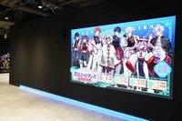 メインビジュアルやキャラクターのイラストを映したサイネージを設置