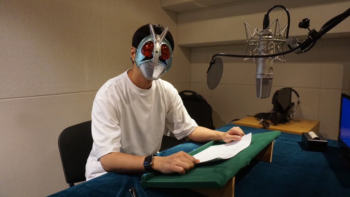 「東島ライダー」神谷浩史がWeb予告ナレーション担当、仮面ライダー1号のお面被る