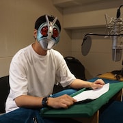 「東島ライダー」神谷浩史がWeb予告ナレーション担当、仮面ライダー1号のお面被る