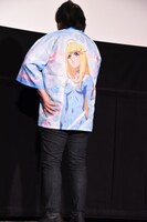 サーシャがデザインされたはっぴをアピールする福井晴敏監督