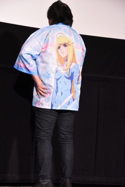 サーシャがデザインされたはっぴをアピールする福井晴敏監督