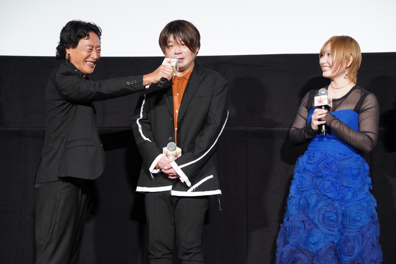 “棒”を持つことを封じられた松岡禎丞（中央）