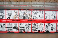 東京メトロ新宿駅の通路壁面に掲出されている「写らナイんです」の大型ポスター