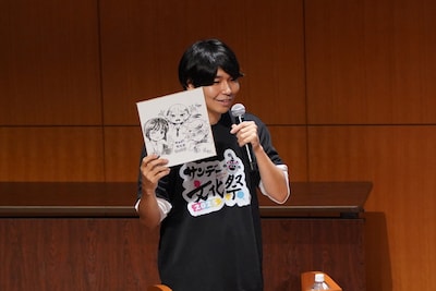 来場者にプレゼントされた直筆の色紙