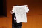 来場者にプレゼントされた、島本和彦による直筆イラストが描かれたTシャツ