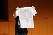 来場者にプレゼントされた、島本和彦による直筆イラストが描かれたTシャツ