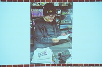 「サンデー文化祭」の1日目に寄せられた来場者からの手紙を読む青山剛昌
