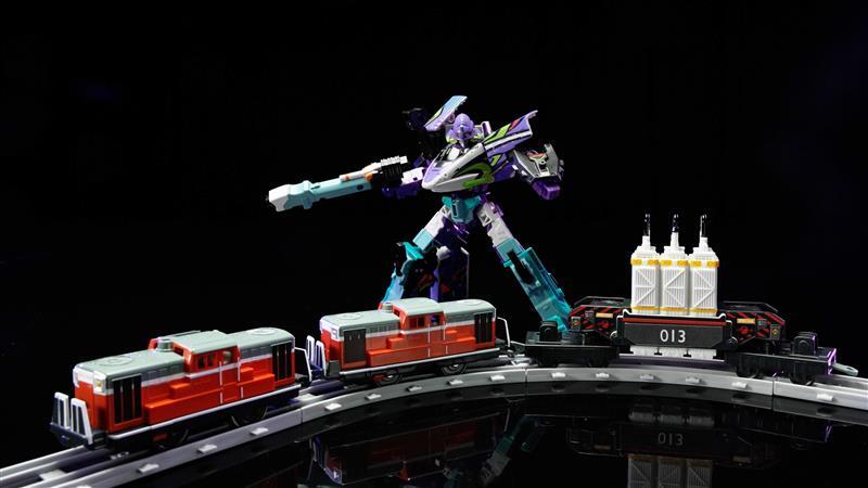 「プラレール 『ヱヴァンゲリヲン新劇場版：序』 ネルフ専用鉄道下二小山支線 『ヤシマ作戦』 DD51形＆シキ880形（B2梁）大物車」と「シンカリオンCW シンカリオン 500 TYPE EVA ポジトロンフォーム」のPVのサムネイル (c)ＴＯＭＹ (c)プロジェクト シンカリオン・ JR-HECWK/ERDA ・ TX  (c)カラー