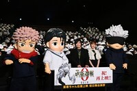 劇場アニメ「劇場版 呪術廻戦 0」復活上映の応援上映付き初日舞台挨拶の様子