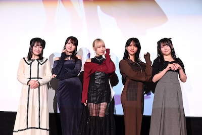 左から高尾奏音、岡田夢以、佐々木李子、米澤茜、渡瀬結月