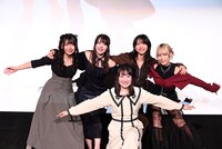 上段左から渡瀬結月、岡田夢以、米澤茜、佐々木李子。下段中央が高尾奏音