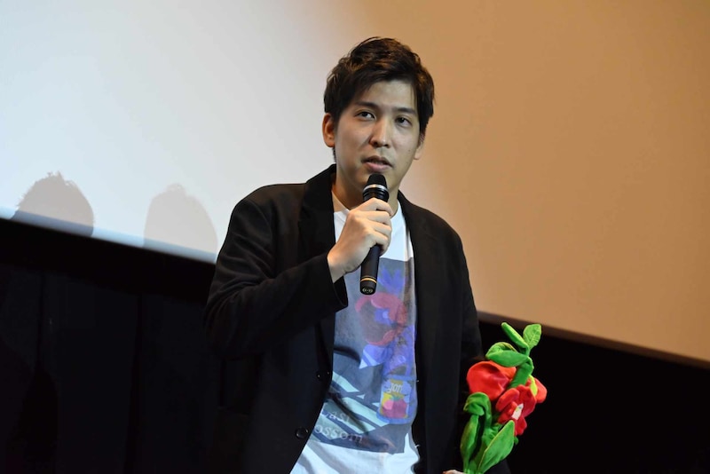 木下麦監督。声に反応する非売品のホウセンカを手に持って登場