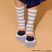「ハイキュー!! もこもこルームソックス」ヒナガラスモデルの着用イメージ