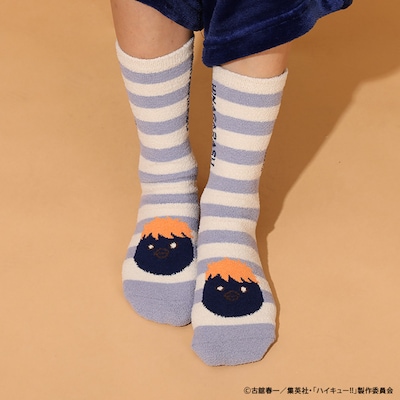 「ハイキュー!! もこもこルームソックス」ヒナガラスモデルの着用イメージ