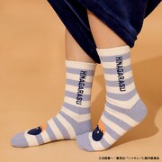 「ハイキュー!! もこもこルームソックス」ヒナガラスモデルの着用イメージ