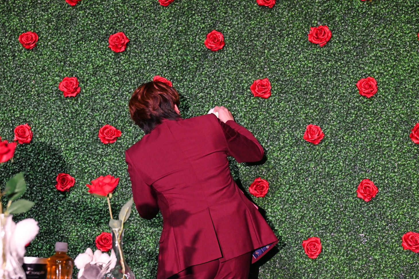 庭の赤い薔薇を白い薔薇に差し替える山下誠一郎