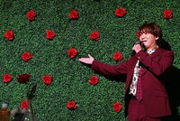 庭の赤い薔薇を白い薔薇に差し替えた山下誠一郎