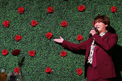 庭の赤い薔薇を白い薔薇に差し替えた山下誠一郎