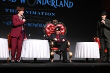 1人だけ豪華な椅子に座る花江夏樹