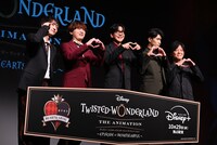 記者からのハートポーズのリクエストに応えるボイスキャストたち