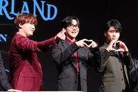 記者からのハートポーズのリクエストに応えるボイスキャストたち