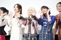 左から河瀬茉希、本渡楓、種田梨沙、田野アサミ。