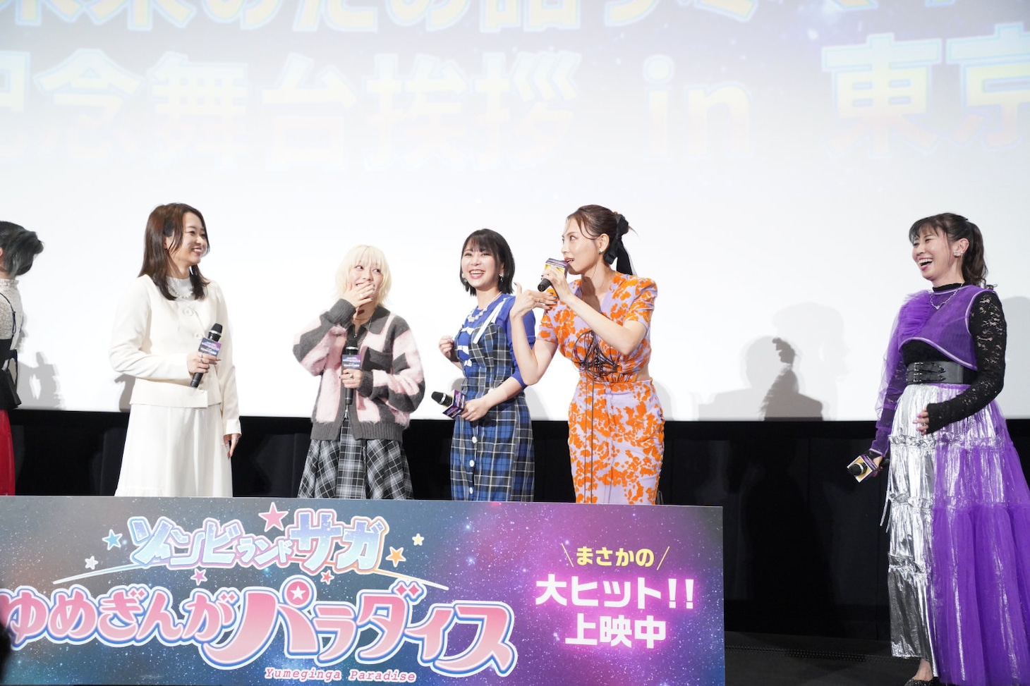 左から河瀬茉希、本渡楓、種田梨沙、田野アサミ、三石琴乃。