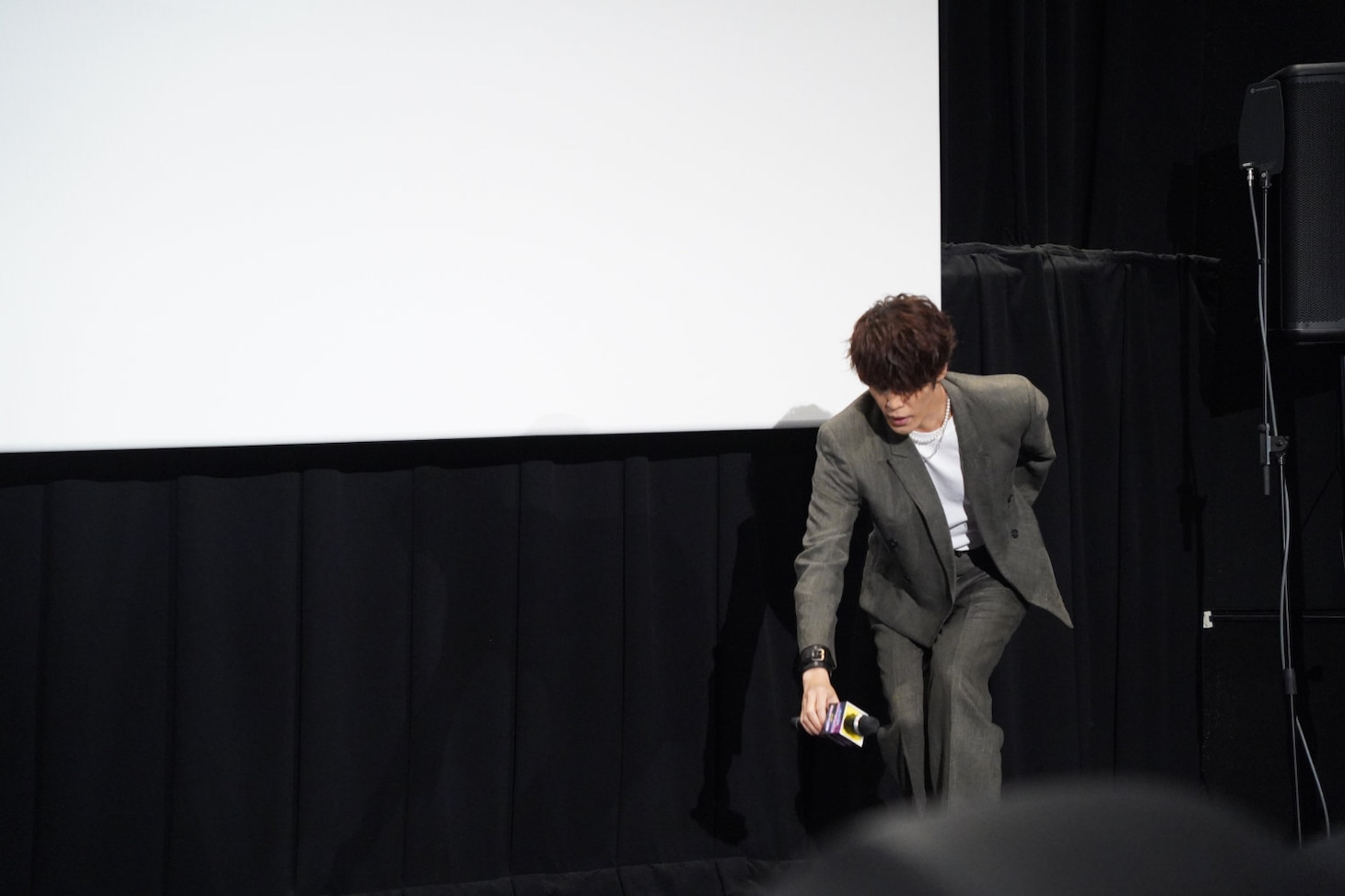 マイクを置いて退場する宮野真守。
