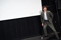 マイクを置いて退場する宮野真守。