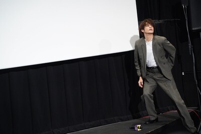 マイクを置いて退場する宮野真守。