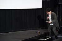 置かれたマイクを拾う天津飯大郎。